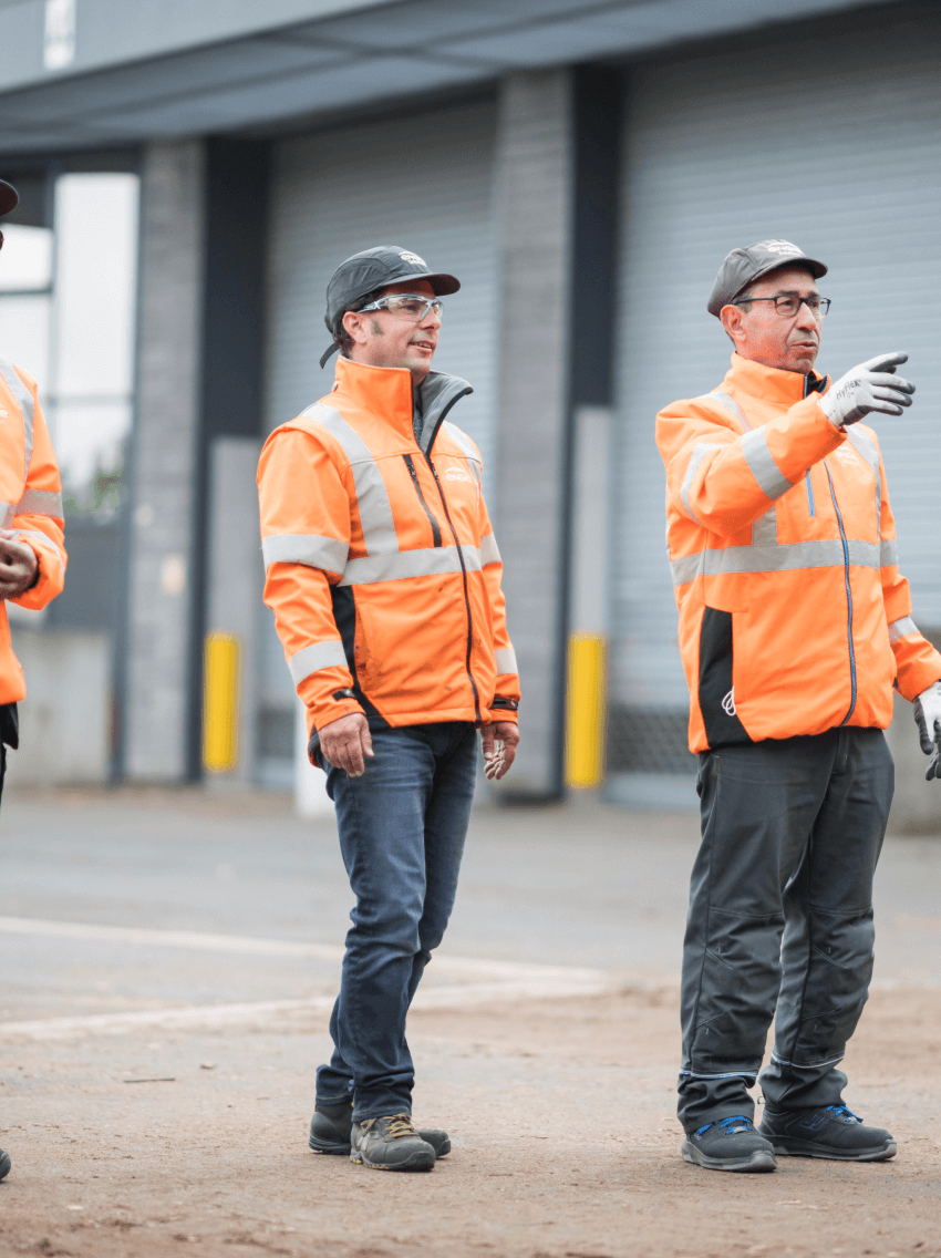 Collaborateurs-en-exterieur_ENGIE-Solutions