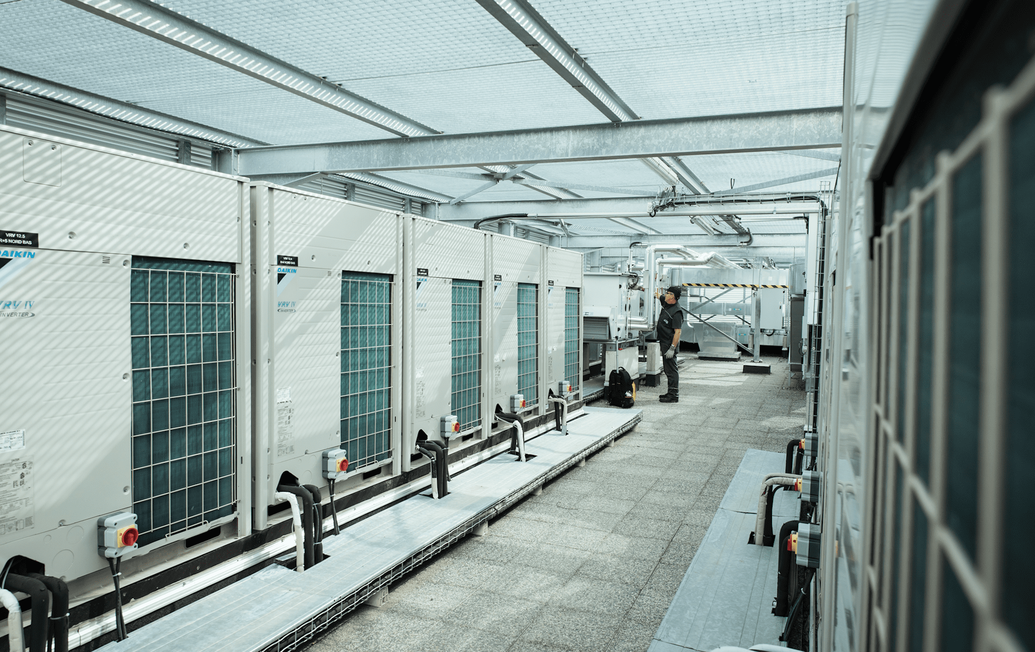 Collaborateur_Pompe-a-chaleur_ENGIE-Solutions