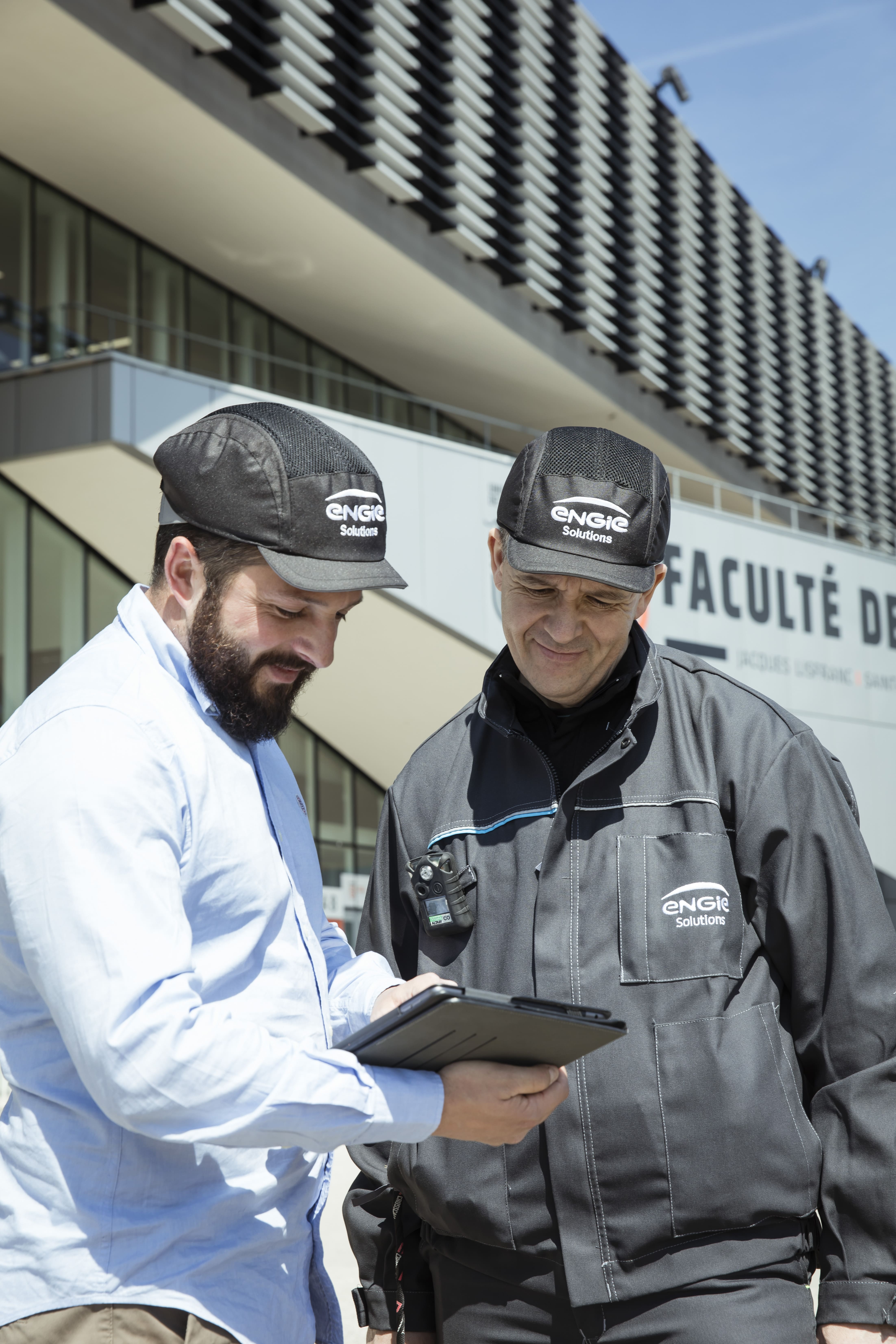 Photo de deux collaborateurs ENGIE Solutions qui travaillent sur support digital (Tablette)