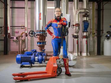 Technicienne habillée en super hero sur son lieu de travail