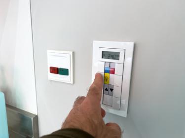 ENGIE Solutions_Santé_thermostat_epictura_stock-image-621029590