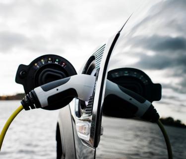 Voiture électrique qui se recharge via une borne
