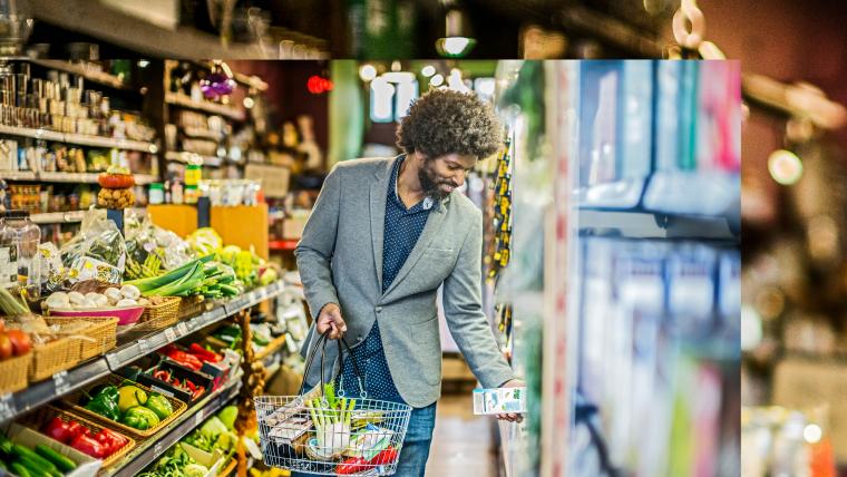 homme tenant un panier de courses