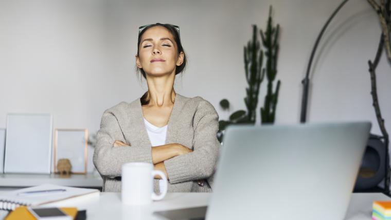 Femme respirant l'air à l'intérieur